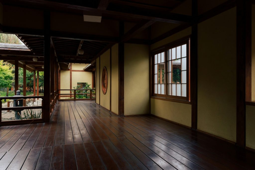 Salle de dojo japonaise traditionnelle, sol en bois et cloisons shoji