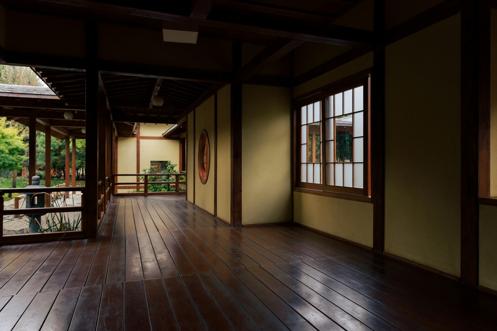 Salle de dojo japonaise traditionnelle, sol en bois et cloisons shoji
