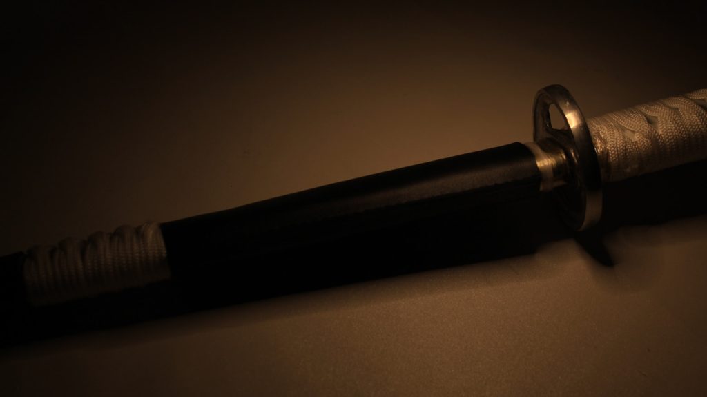 Gros plan sur une lame de sabre japonais, symbole de la voie du kendo