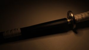 Gros plan sur une lame de sabre japonais, symbole de la voie du kendo