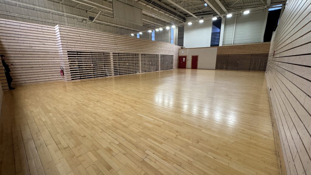 Salle de l'Espace du Littoral à Octeville-sur-Mer, parquet et gradins en bois